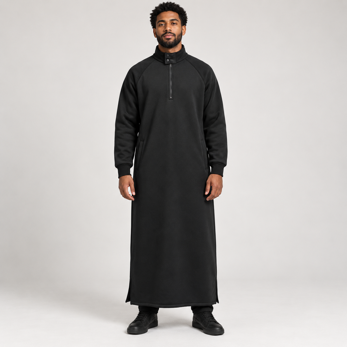 Schwarzer Herren-Qamis aus Fleece von AWRAH, mit Stehkragen, Druckknöpfen und halbem Reißverschluss