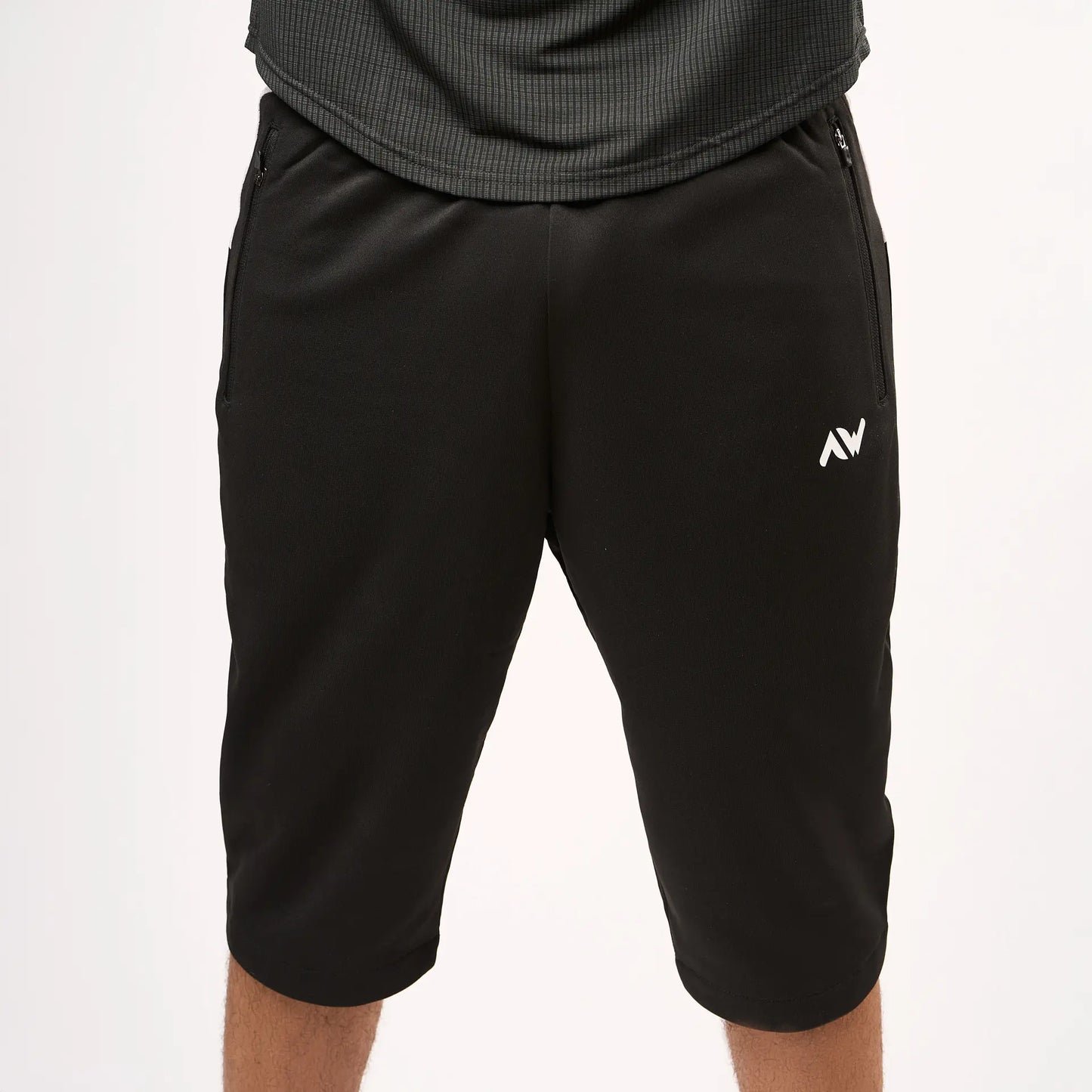 Vue avant d’un short de sport ClimaDry noir pour homme musulman – couvrant la awrah et descendant sous le genou