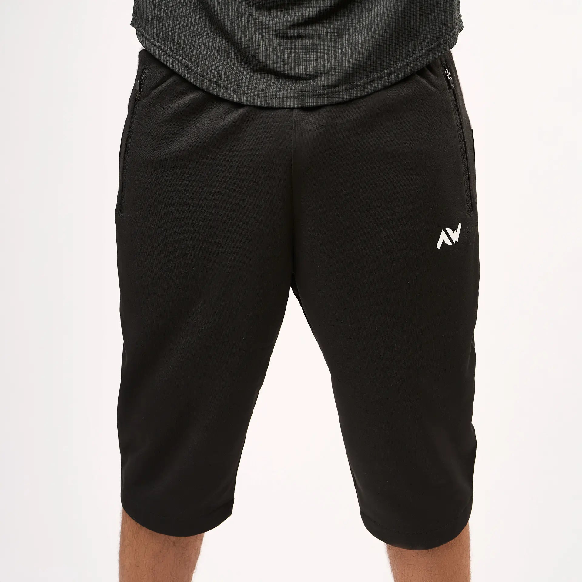 Vue avant d’un short de sport ClimaDry noir pour homme musulman – couvrant la awrah et descendant sous le genou