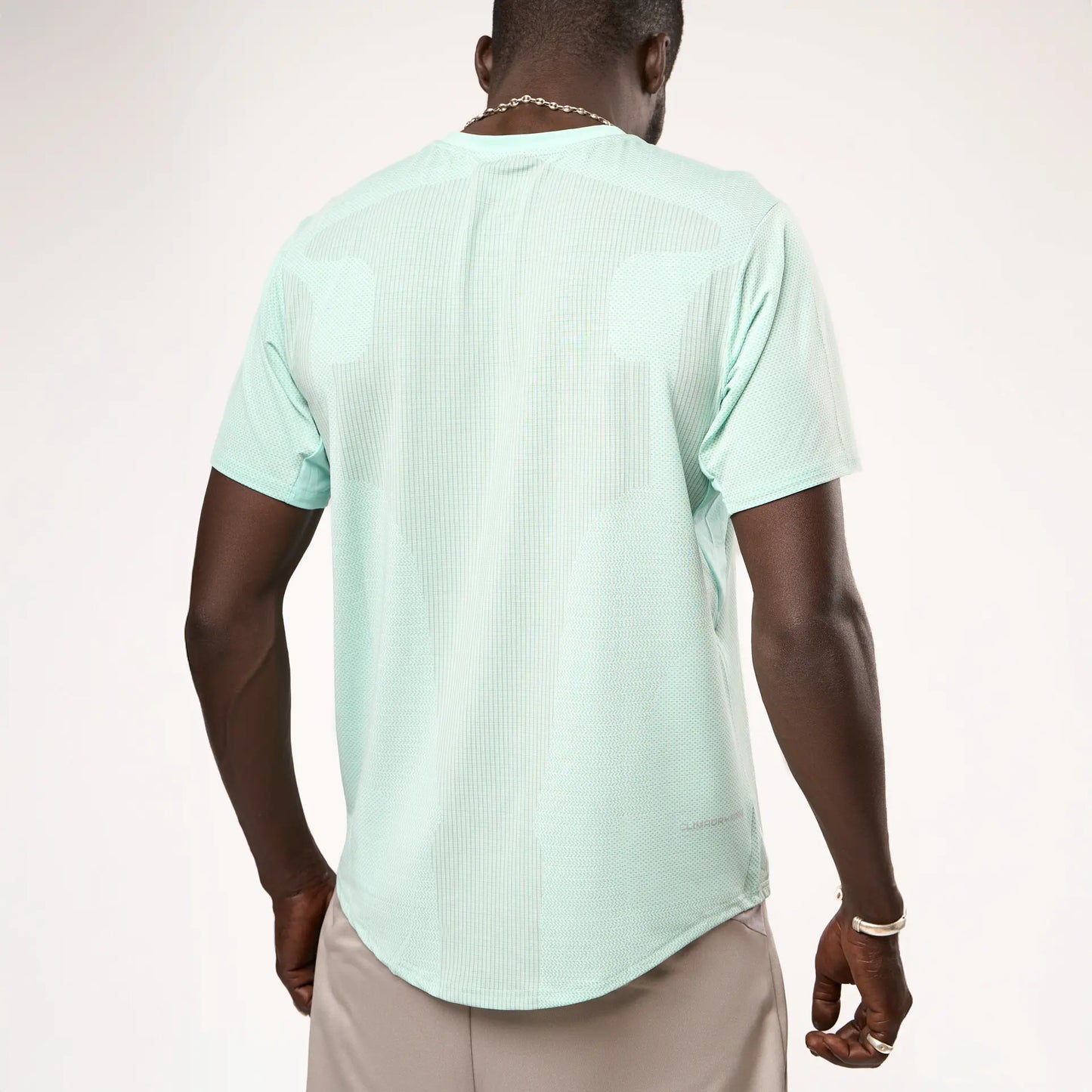 Vue arrière d’un T-shirt ClimaDry vert – coupe longue couvrant la awrah jusqu’en bas du dos