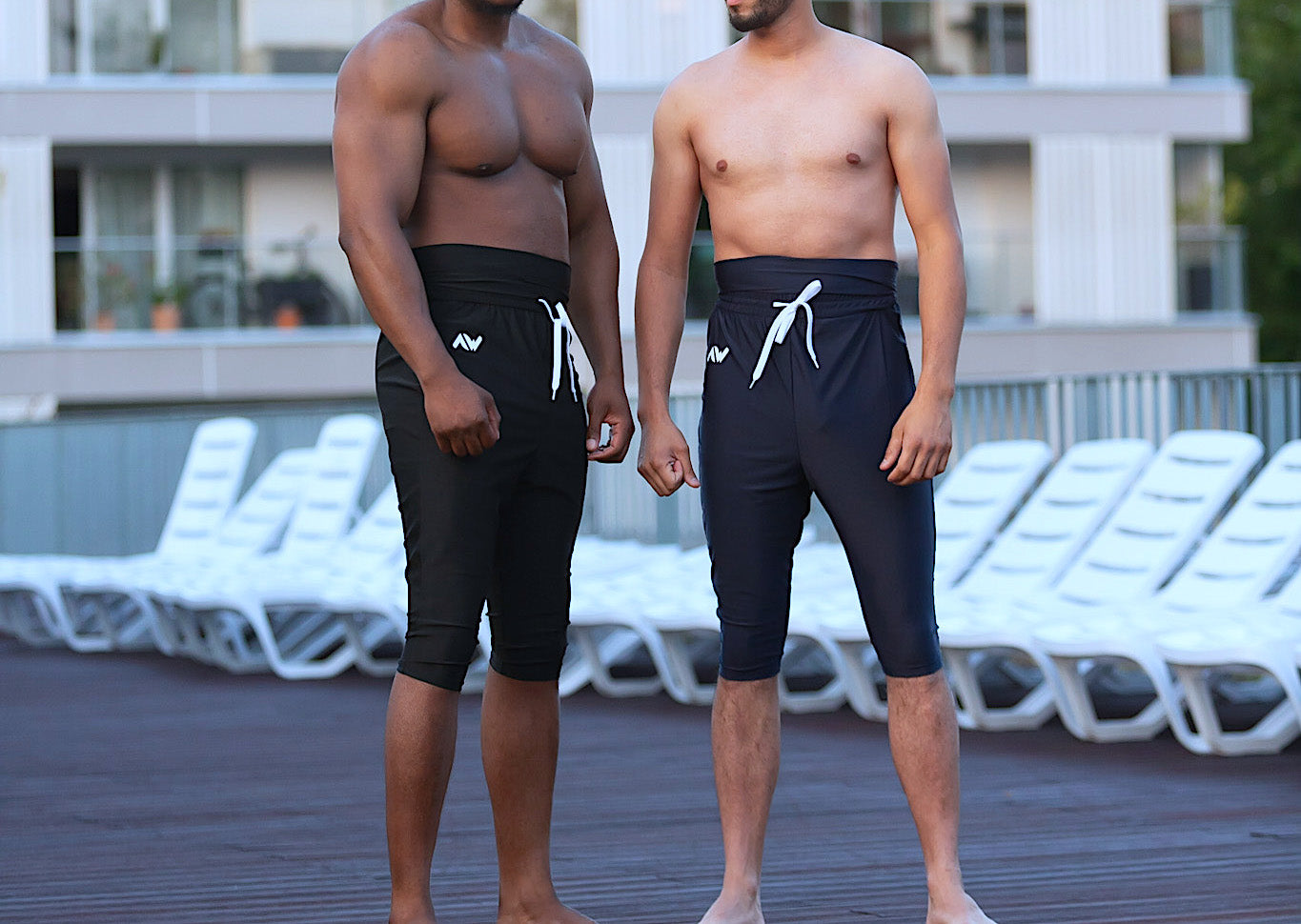2 hommes qui portent un maillot de bain qui cache la awra